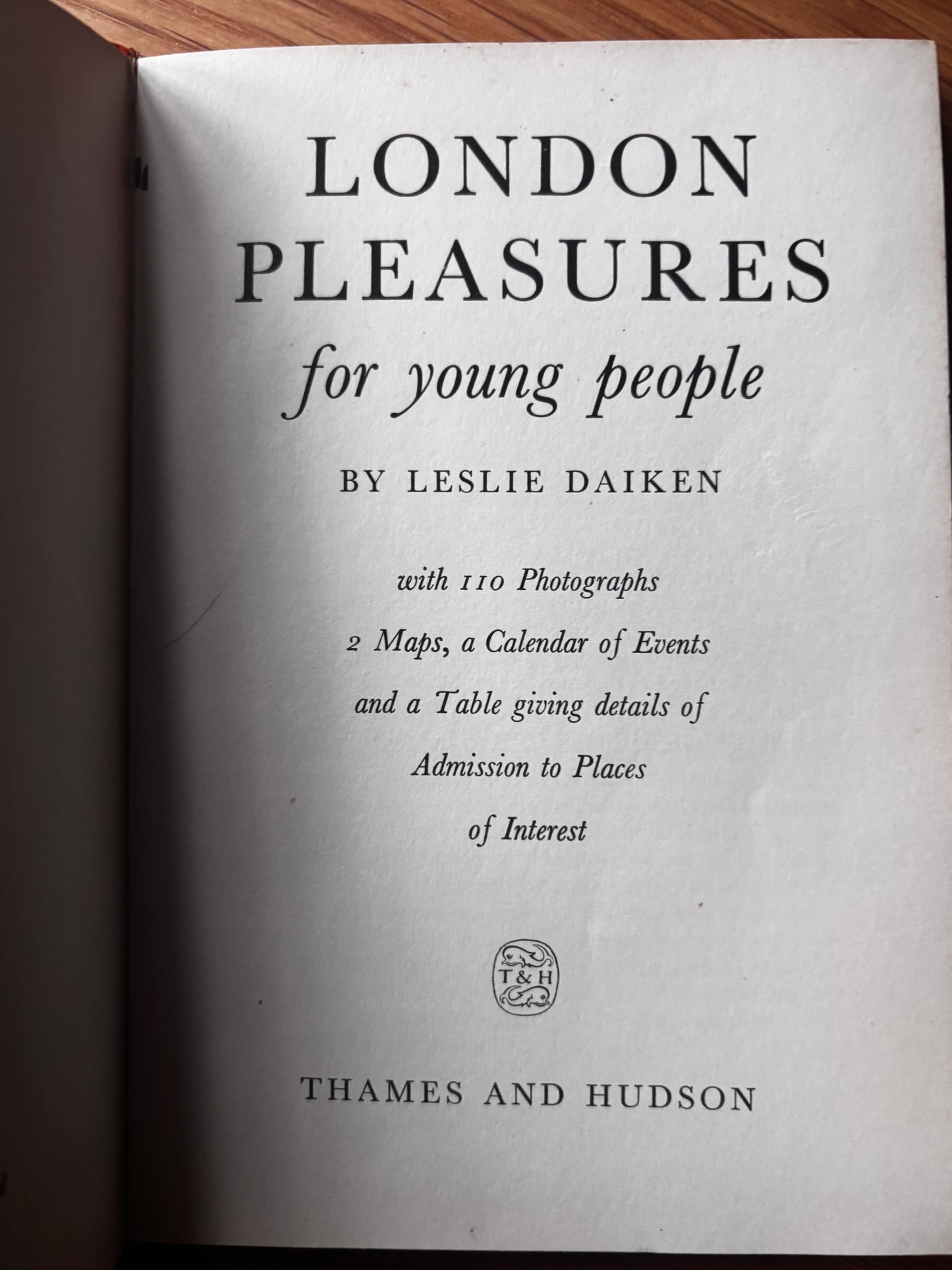 Joan Beales LONDON PLEASURES FOR YOUNG PEOPLE 1957 Leslie Daiken Thames & Hudson
