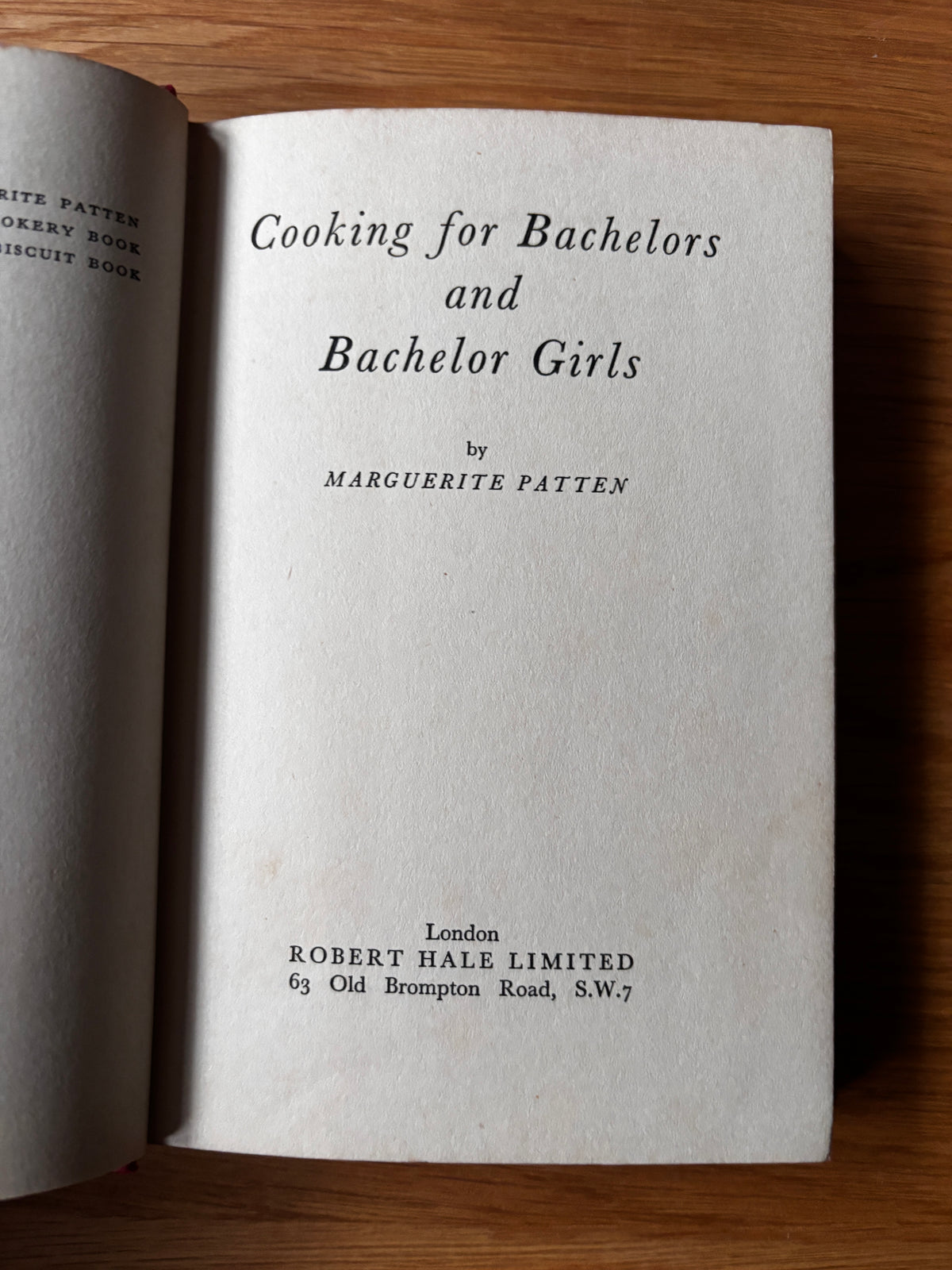 Marguerite Patten COOKING FOR BACHELORS & BACHELOR GIRLS 1958 1st DJ Cookbook Recipes Robert Hale